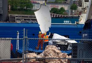 Descargan escombros del sumergible Titan, recuperados del lecho del océano cerca del Titanic, del buque Horizon Arctic en el muelle de la Guardia Costera canadiense en San Juan, Terranova, miércoles 28 de junio de 2023. (Paul Daly/The Canadian Press via AP)