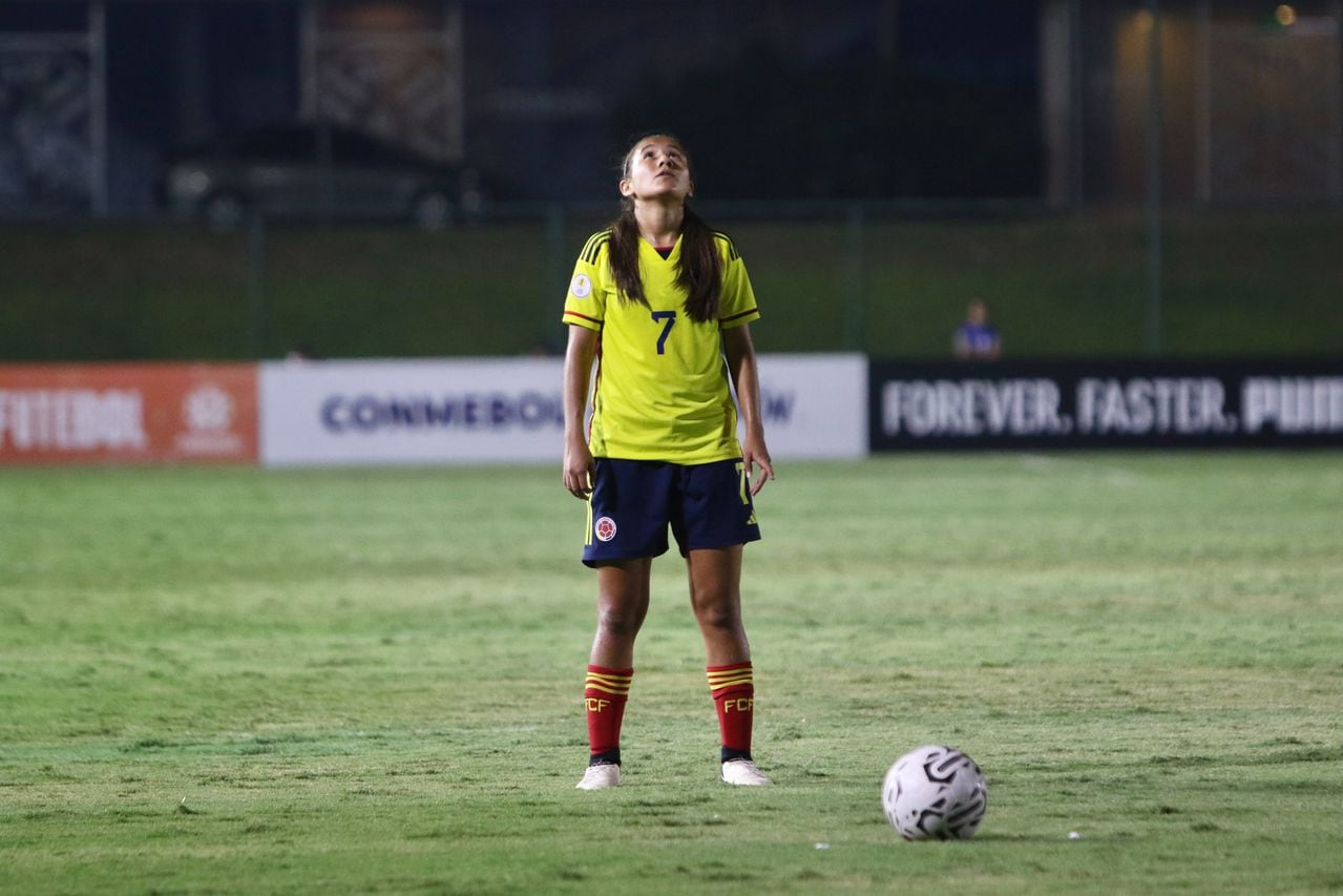 Isabella Díaz antes de ejecutar el cobro del punto penal en el partido contra Perú en el Sudamericano Femenino Sub-17 del 2024.