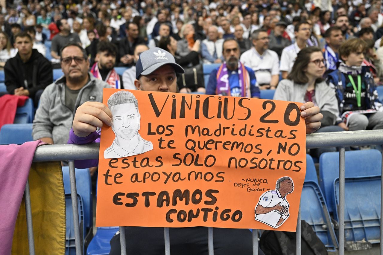 Hinchas de Real Madrid mostraron su respaldo al delantero brasileño Vinicius, luego de ser víctima de racismo.