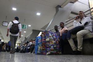 Pasajeros 'varados' en la Terminal de Cali buscan una salida tras bloqueo en la Panamericana