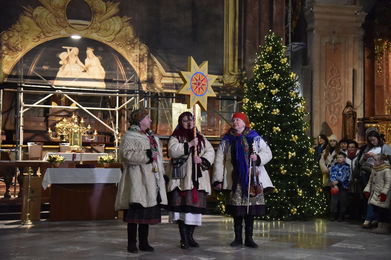 Actuación de la banda de música auténtica Korali durante un concierto benéfico de Navidad para recaudar fondos para las Fuerzas Armadas de Ucrania en Lviv, 13 de enero de 2023.