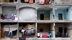Una mujer permanece sentada frente a su vivienda destruida en la ciudad de Rafah, en la Franja de Gaza, Palestina. La inclemencia de la guerra entre Israel y Palestina no se detiene y ha dejado miles de personas fallecidas.