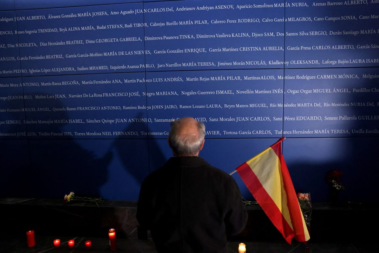 Un hombre se encuentra frente a un panel con los nombres de las víctimas de los ataques del 11-M, que mataron a 192 personas el 11 de marzo de 2004.