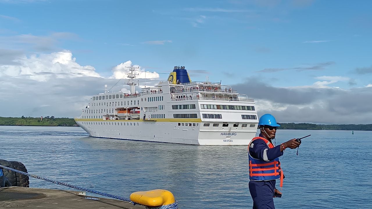Llegada del primer crucero de turistas al Puerto de Buenaventura. Son alrededor de 400 personas provenientes de Alemania que arribaron al principal puerto de Colombia a bordo de la embarcación Hamburg.