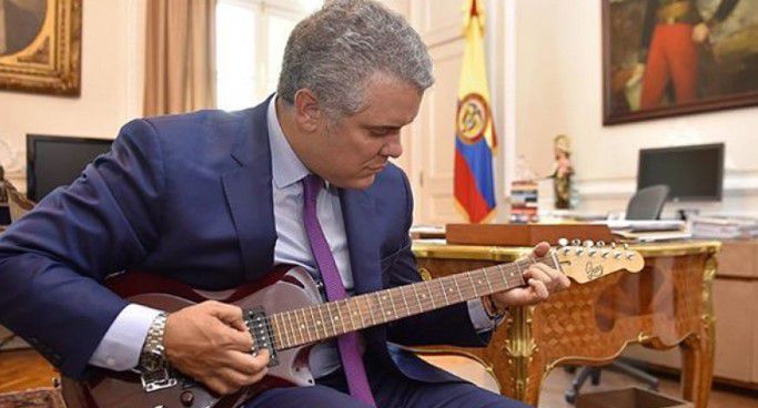Duque tocando Guitarra