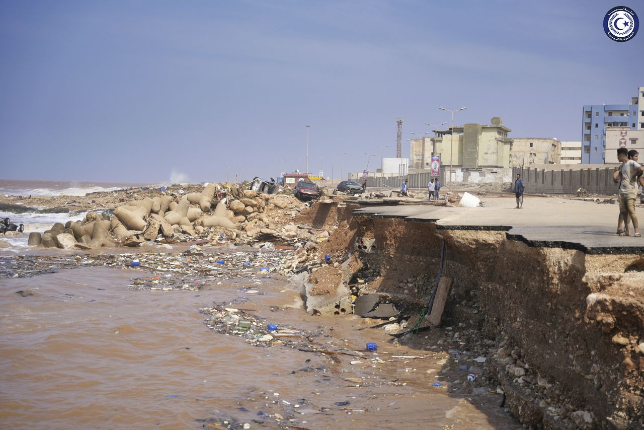 En esta imagen proporcionada por el gobierno libio, una carretera costera se ve destruida tras fuertes inundaciones en Derna, Libia, el lunes 11 de septiembre de 2023. (Gobierno libo via AP)