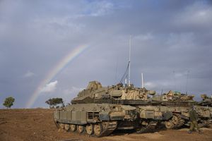 Tanques israelíes están estacionados en una zona de concentración del ejército cerca de la frontera de Israel con Gaza, en el sur de Israel, el lunes 27 de noviembre de 2023, en el cuarto día de un alto el fuego temporal entre Israel y Hamás. (Foto AP/Ohad Zwigenberg)