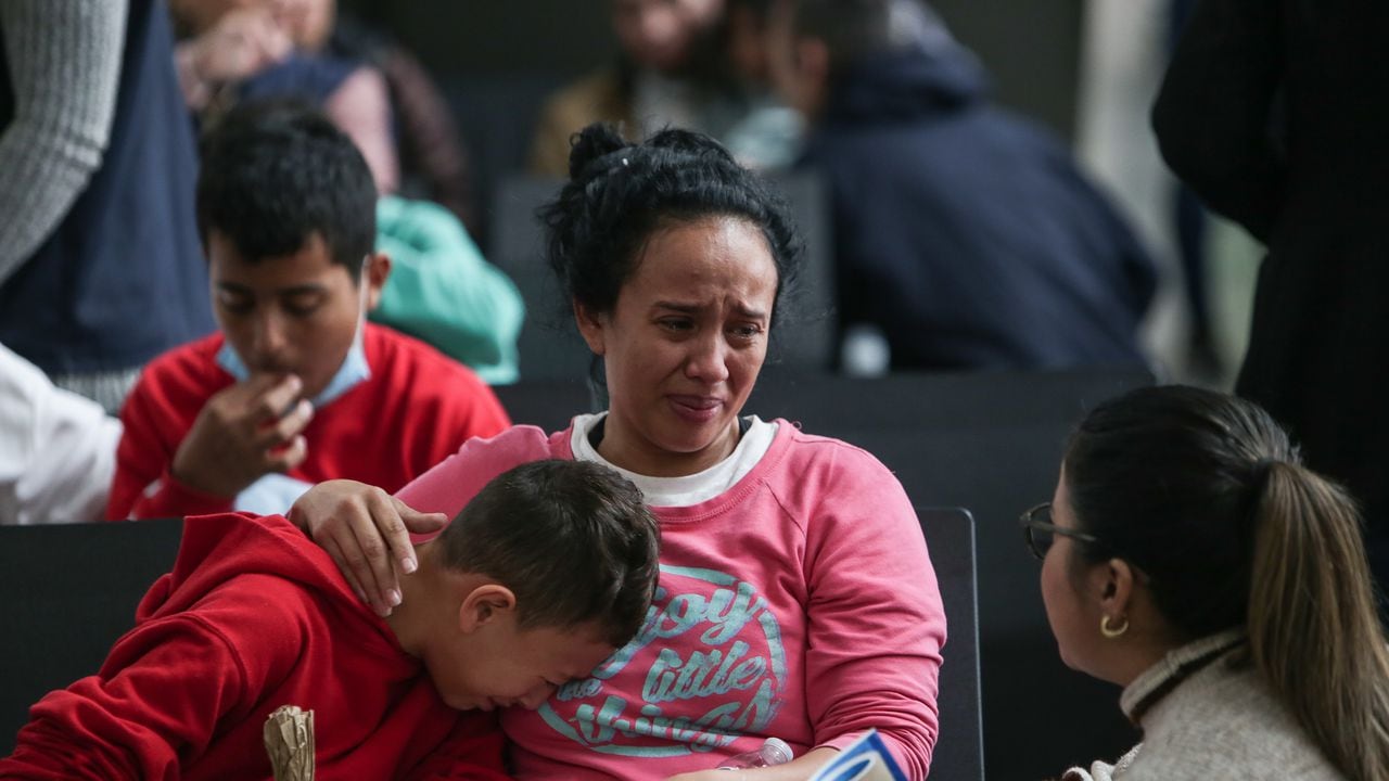 Varias familias son atendidas por Migración Colombia y la Defensoría del pueblo en el Aeropuerto Internacional El Dorado, luego de ser retornadas desde los Estados Unidos.
