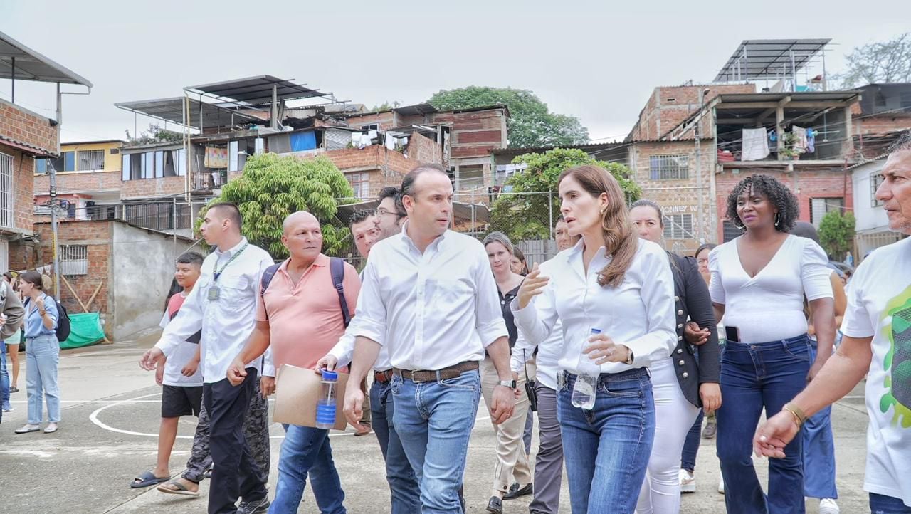 El alcalde Alejandro Eder y la secretaria de Vivienda María del Mar Mozo, estuvieron en la comuna 18 lanzando el programa 'Mejorando mi Hábitat'.