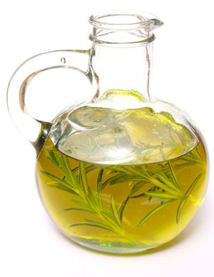 El aceite de oliva y el romero son dos productos naturales que ayudan a fortalecer elcabello.