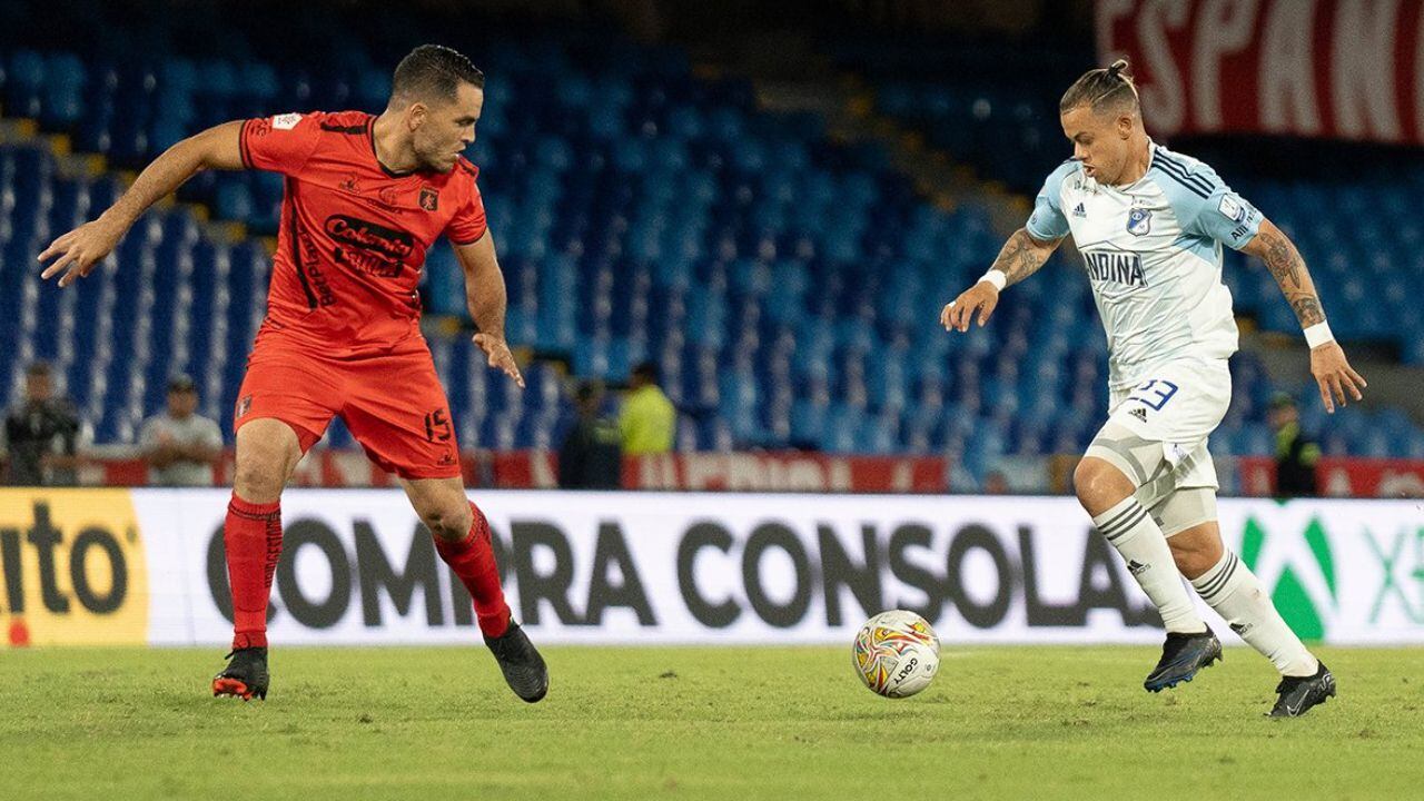 Leo Castro enfrentando a Jhon García en el partido entre América y Millonarios
