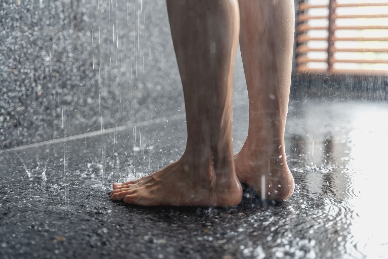 La comunidad médica advierte sobre los efectos perjudiciales de orinar en la ducha, respaldada por evidencia empírica y experiencias clínicas.