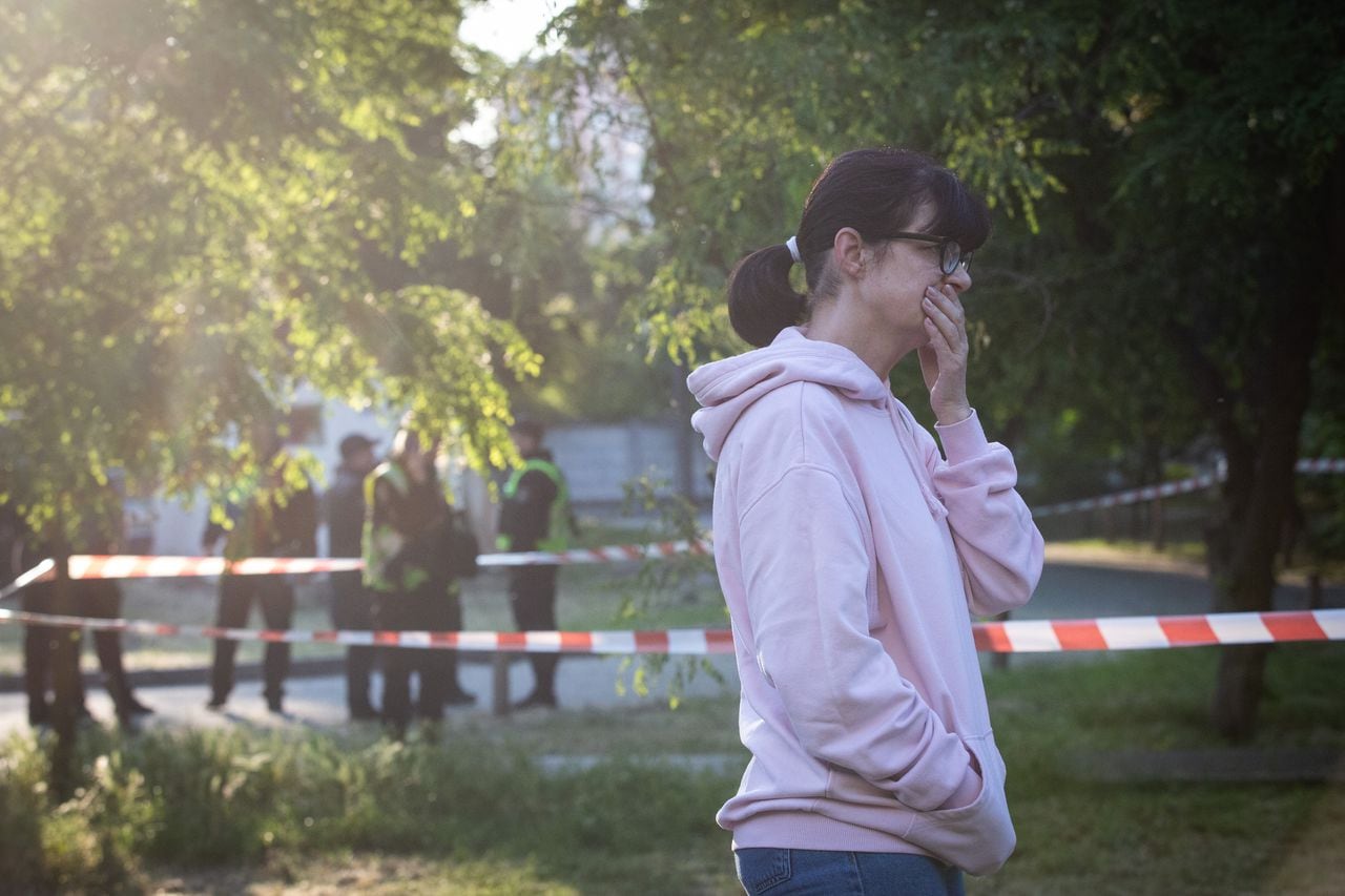 Una mujer luce preocupada después de un ataque aéreo ruso contra un hospital infantil y un edificio residencial en Kiev, Ucrania, el 1 de junio de 2023.