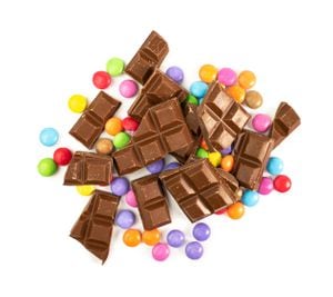 Chocolate roto y caramelos de colores.