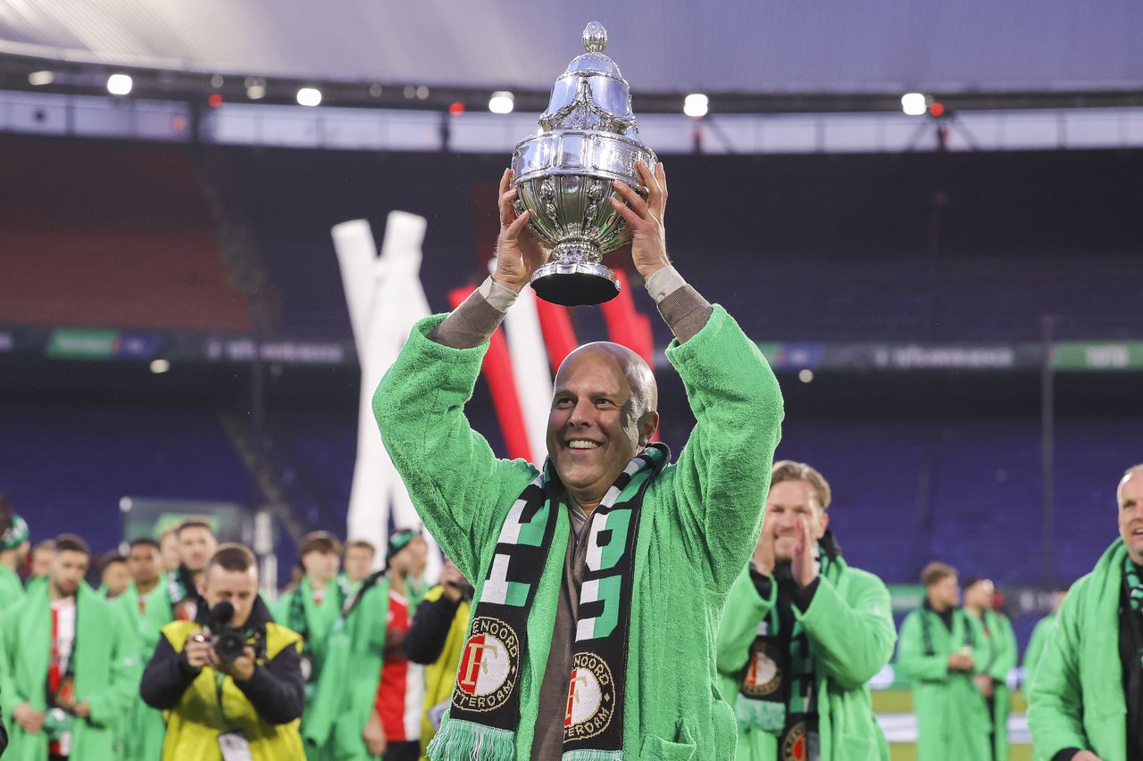Arne Slot alzando su más reciente título con el Feyenoord, la Copa de Holanda.