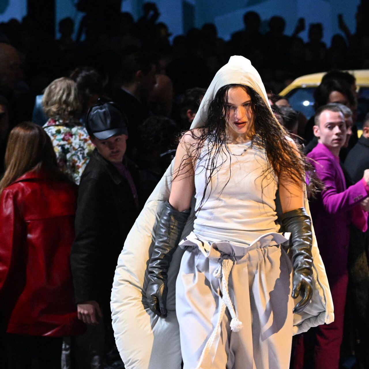 Candy', 'Saoko' o 'De Aquí no Sales': así ha sido la actuación de Rosalía  en el desfile de Louis Vuitton