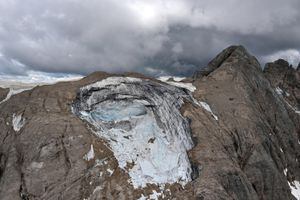 El glaciar Punta Rocca se derrumbó cerca de Canazei, en la montaña de Marmolada. Así se ve dos días después de que se registrara una temperatura récord de 10 grados Celsius (50 grados Fahrenheit) en el cumbre del glaciar.
