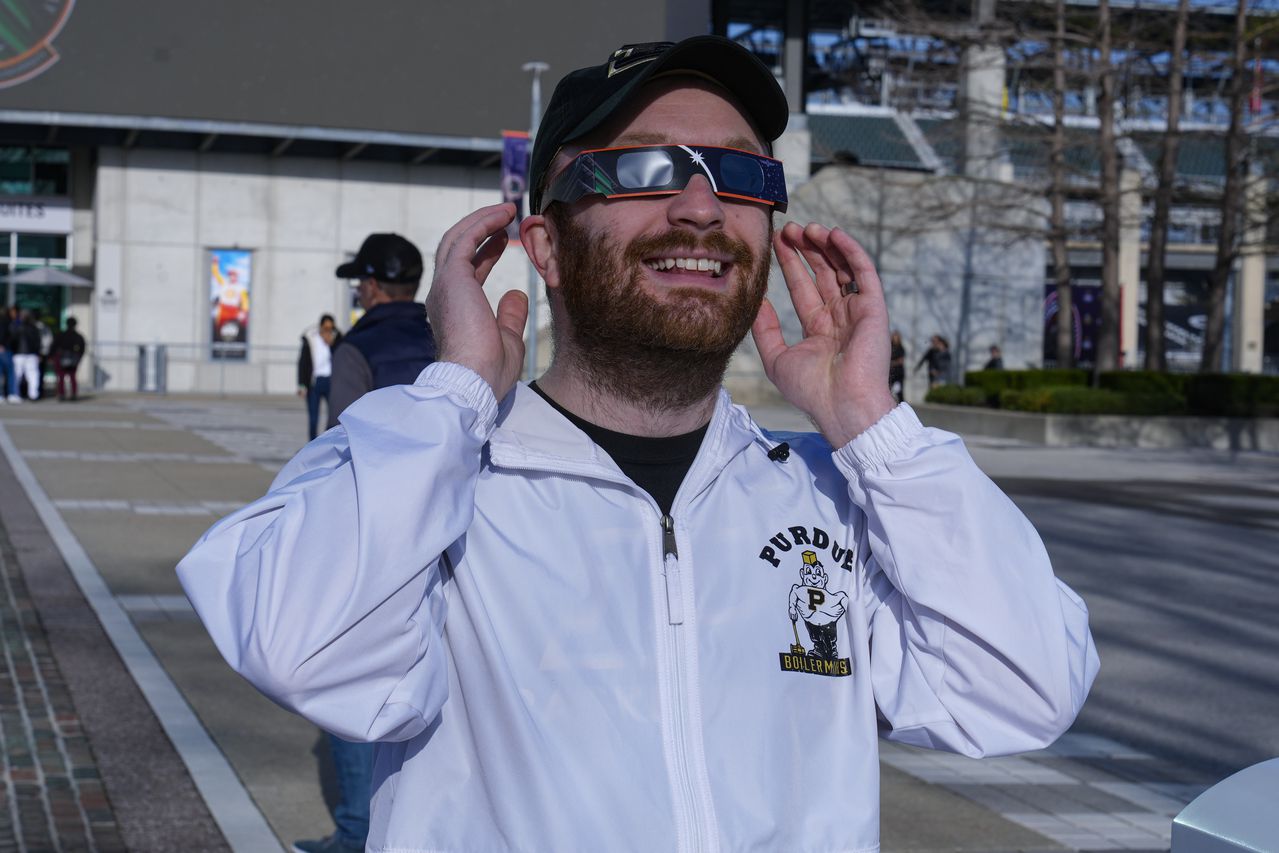 Craig Johnson, de West Lafayette, Indiana, se prueba sus gafas de eclipse en el Indianapolis Motor Speedway en Indianápolis, el lunes 8 de abril de 2024.