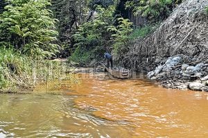 Así se ven las aguas de río Cauca cuando salen de la planta de tratamiento Puerto Mallarino con rumbo hacia el norte del Valle. La coloración más intensa se debe a la contaminación recibida en Cali.