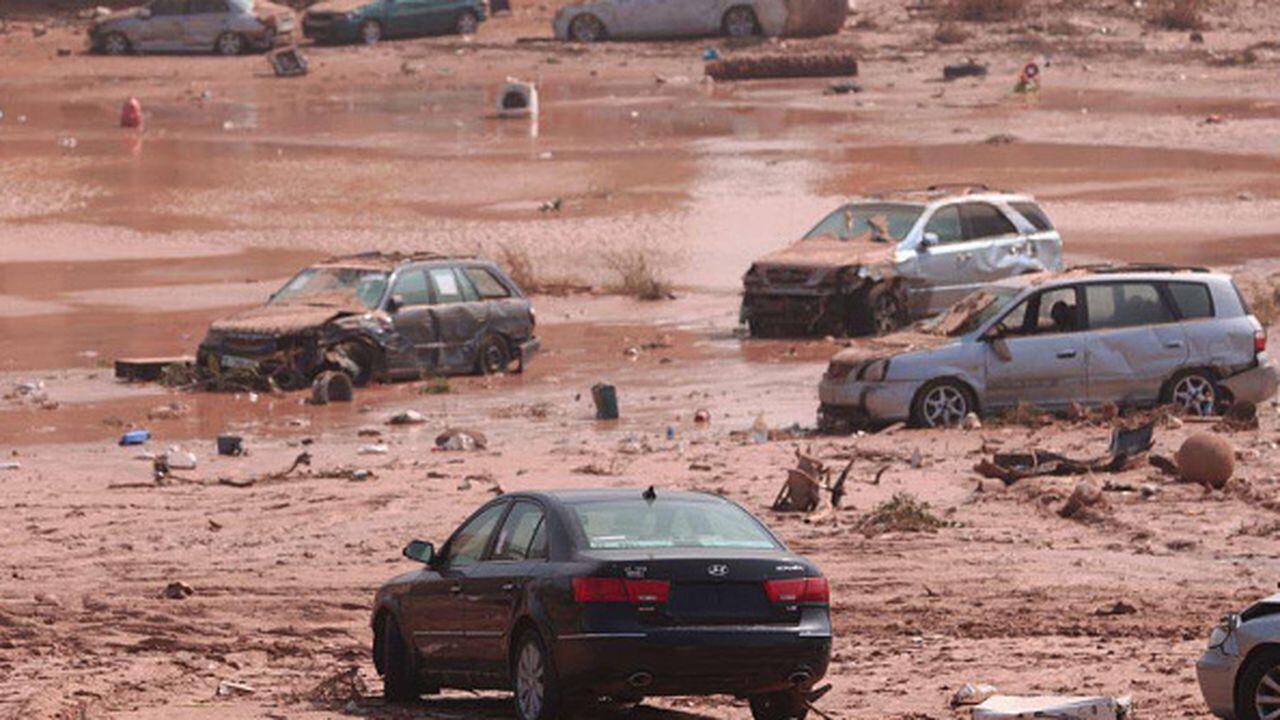 Ossama Hamad, primer ministro del gobierno en Libia oriental, dijo que había miles de desaparecidos en la ciudad y se creía que muchos se habían visto arrastrados cuando reventaron dos represas río arriba. El alcance de la destrucción superaba la capacidad del país, señaló.