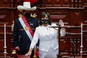El Presidente de Perú, Pedro Castillo (izquiera) toma juramento de su Vicepresidenta Dina Boluarte.