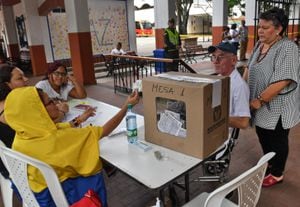 Los caleños participaron este domingo en la segunda vuelta de las elecciones presidenciales, que se definía entre el candidato Iván Duque, del Centro Democrático, y Gustavo Petro, del movimiento Colombia Humana.