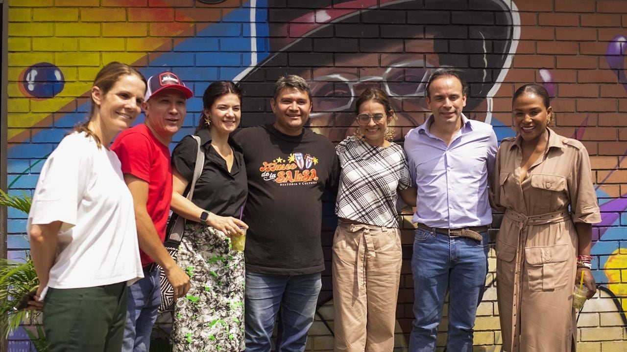 El Alcalde Alejandro Eder con Mabel Lara en el Barrio Obrero y demás actores culturales de este emblemático sector de la ciudad.