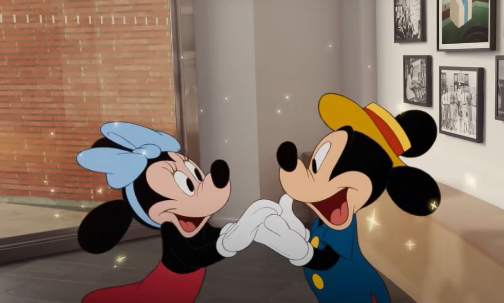 Cientos de personajes, se dieron cita en este corto que revive grandes momentos de la casa del ratón.