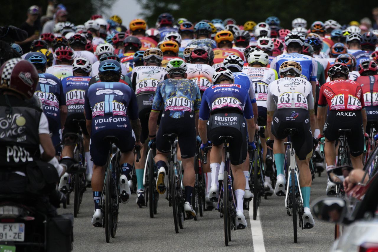 El grupo recorre la quinta etapa de la carrera ciclista del Tour de Francia de más de 163 kilómetros (101 millas) con inicio en Pau y final en Laruns, Francia, el miércoles 5 de julio de 2023. (Foto AP/Daniel Cole)