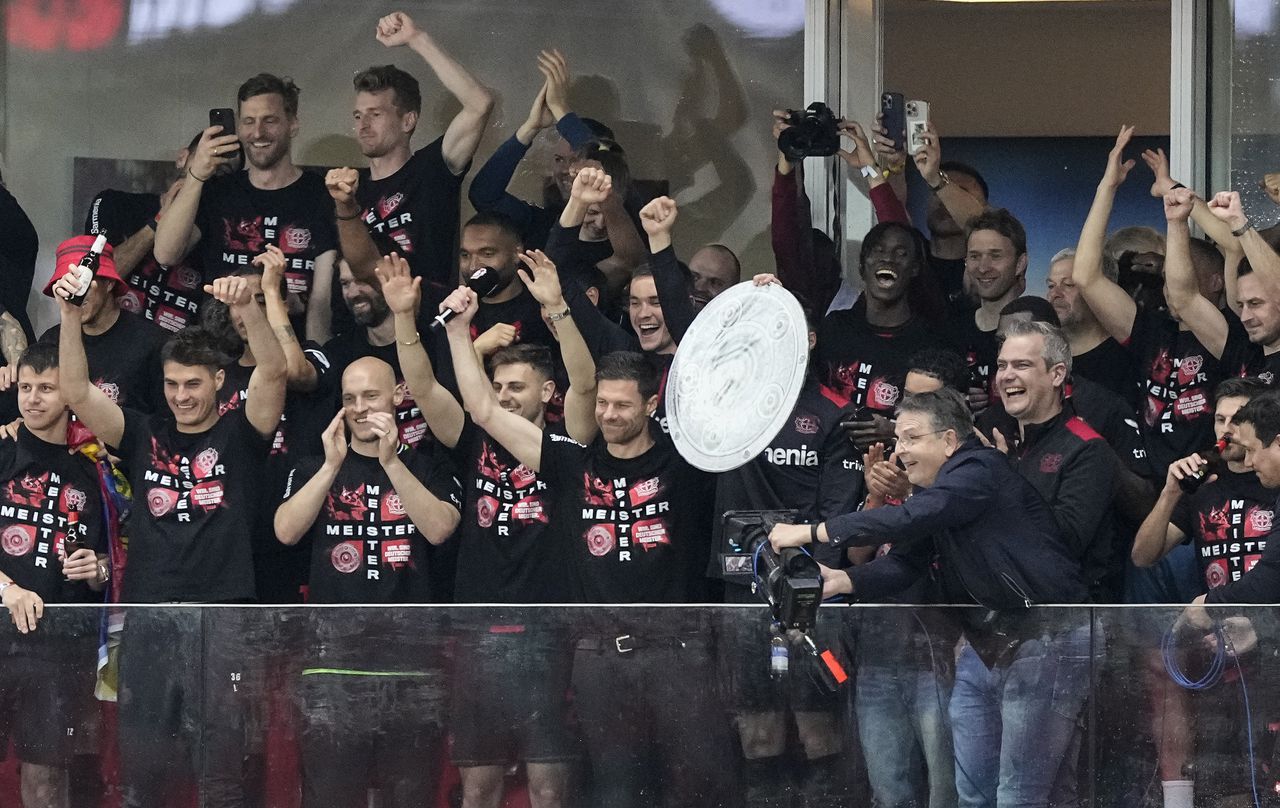 El Leverkusen alzando el trofeo de campeón.