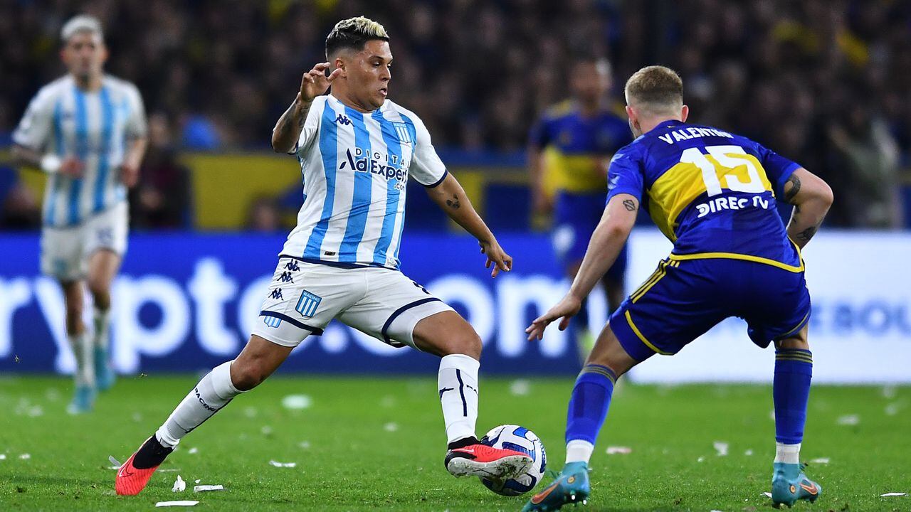 BUENOS AIRES, ARGENTINA - AUGUST 23: Juan Quintero of Racing Club controls the ball against Nicolás Valentini of Boca Juniors during the Copa CONMEBOL Libertadores 2023 Quarter-final first leg match between Boca Juniors and Racing Club at Estadio Alberto J. Armando on August 23, 2023 in Buenos Aires, Argentina. (Photo by Marcelo Endelli/Getty Images)