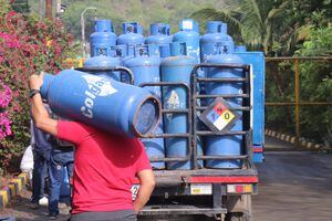 Filas y largas esperas para llenar pipas de gas en losprincipales distribuidores de Yumbo Valle.