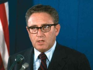 El golpista, 1973  Henry Kissinger, secretario de Estado de Estados Unidos entre 1973 y 1977, recibió el Nobel por conseguir un cese al fuego de poca duración en Vietnam. Hoy lo acusan de promover dictaduras, incluida la de Pinochet en Chile, y concebir nefastas operaciones secretas en todo el mundo, como en Timor Oriental.