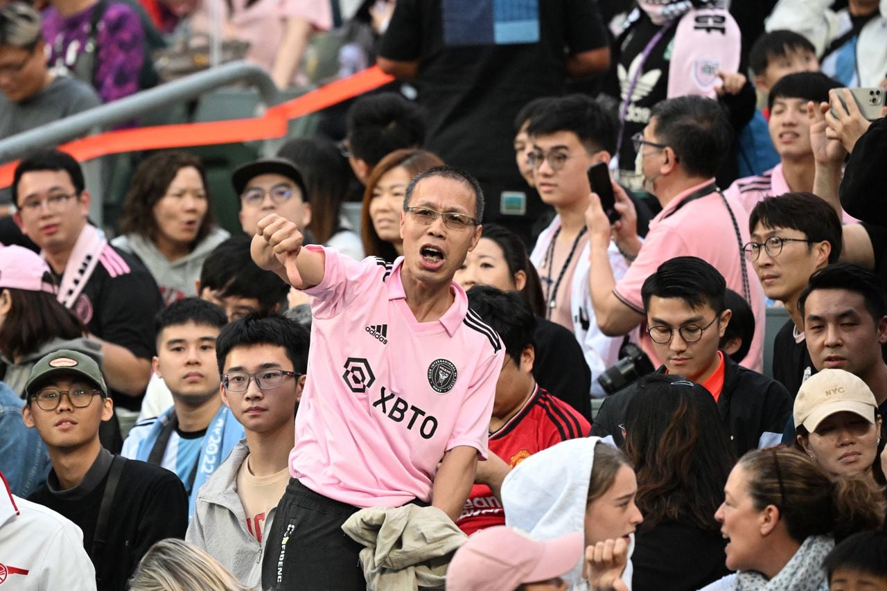 Fanáticos reaccionan luego de no ver a la estrella del Inter de Miami Lionel Messi en el campo durante el partido amistoso entre Hong Kong XI y el Inter de Miami. (Photo by Peter PARKS / AFP)