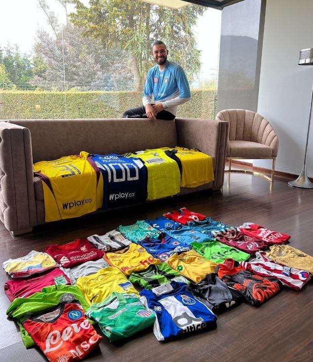 Álvaro Montero, arquero de Millonarios, posa con su colección de camisetas del fútbol.