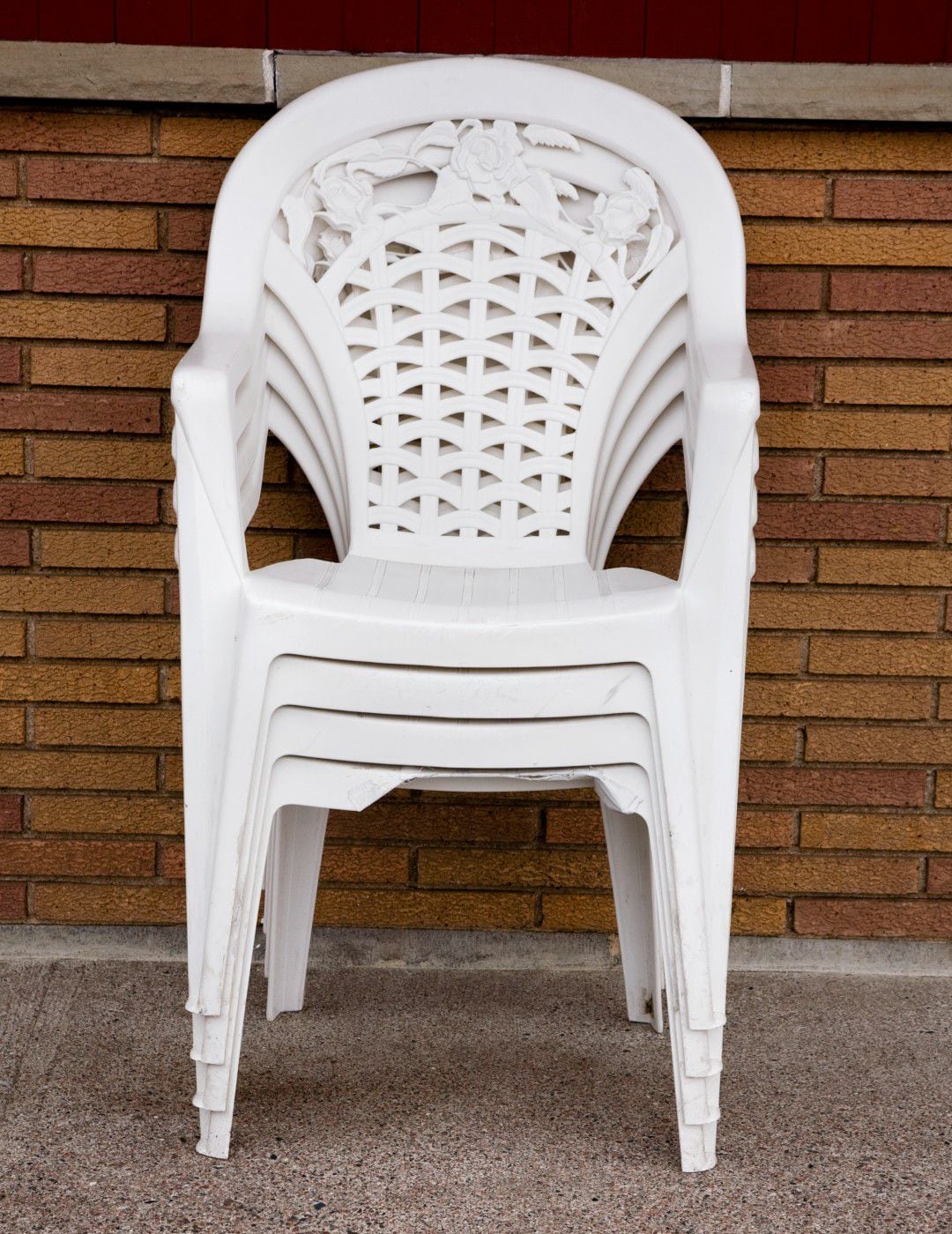 Es posible renovar las sillas de plástico con este truco de limpieza.