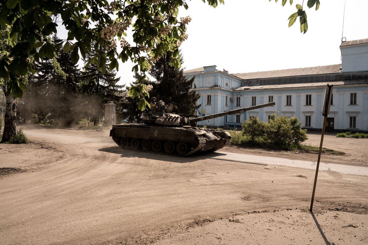 Se ve un tanque en la calle en medio de la guerra Rusia-Ucrania en Chasiv Yar, Ucrania el 14 de mayo de 2023.