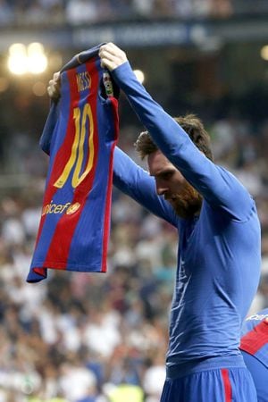 El delantero argentino del FC Barcelona, Leo Messi, celebra el gol de la victoria ante el Real Madrid.