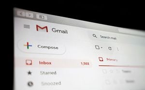 ¿Existen métodos efectivos para ahorrar espacio en un correo de Gmail?