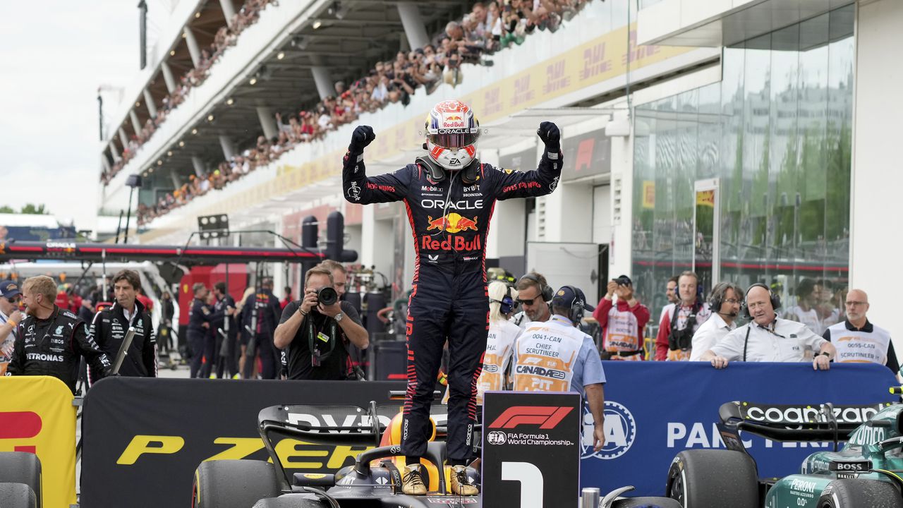 Max Verstappen de Red Bull Racing, centro, de los Países Bajos, reacciona al final de la carrera de autos del Gran Premio de Canadá de Fórmula Uno el domingo, 18 de julio de 2023, en Montreal. (Christinne Muschi/The Canadian Press vía AP)