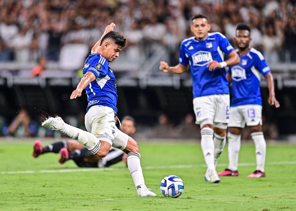BELO HORIZONTE, BRAZIL - MARCH 15: Jorge Arias of Millonarios kicks the ball during the Conmebol Libertadores match between Atletico Mineiro and Millonarios at Estadio do Minerão on March 15, 2023 in Belo Horizonte, Brazil. (Photo by Gledston Tavares/Eurasia Sport Images/Getty Images)