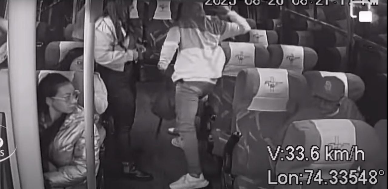 Ladrones quedaron registrados en las cámaras de seguridad del bus, mientras robaban a los pasajeros.