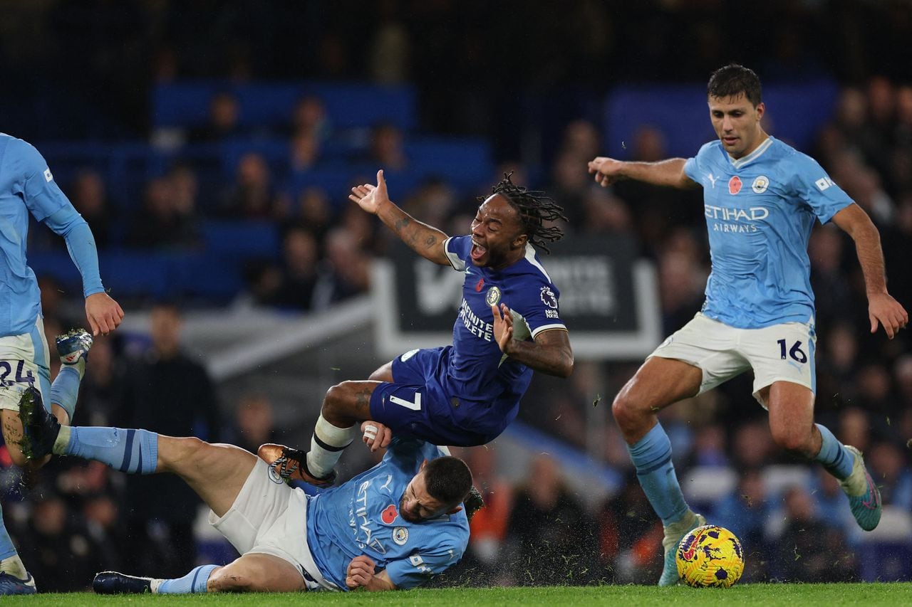 Manchester City's Croatian midfielder #08 Mateo Kovacic (L) tackles Chelsea's English midfielder #07 Raheem Sterling (C) during the English Premier League football match between Chelsea and Manchester City at Stamford Bridge in London on November 12, 2023. The game finished 4-4. (Photo by Adrian DENNIS / AFP) / RESTRICTED TO EDITORIAL USE. No use with unauthorized audio, video, data, fixture lists, club/league logos or 'live' services. Online in-match use limited to 120 images. An additional 40 images may be used in extra time. No video emulation. Social media in-match use limited to 120 images. An additional 40 images may be used in extra time. No use in betting publications, games or single club/league/player publications. /
