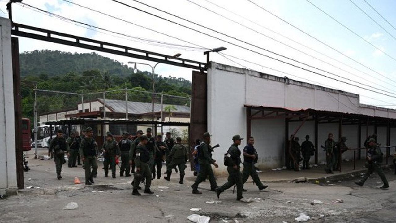 Policías en la cárcel Tocorón en Venezuela.