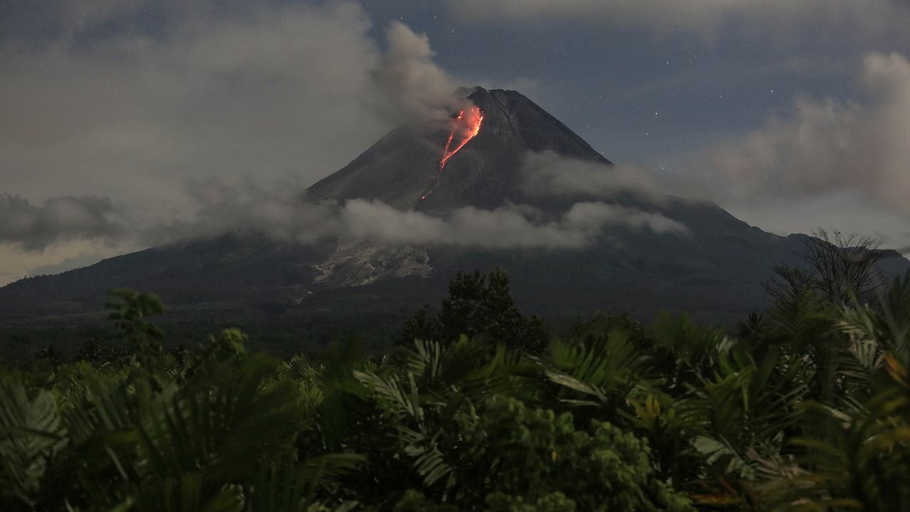 En imágenes: El monte Merapi de Indonesia entra en erupción