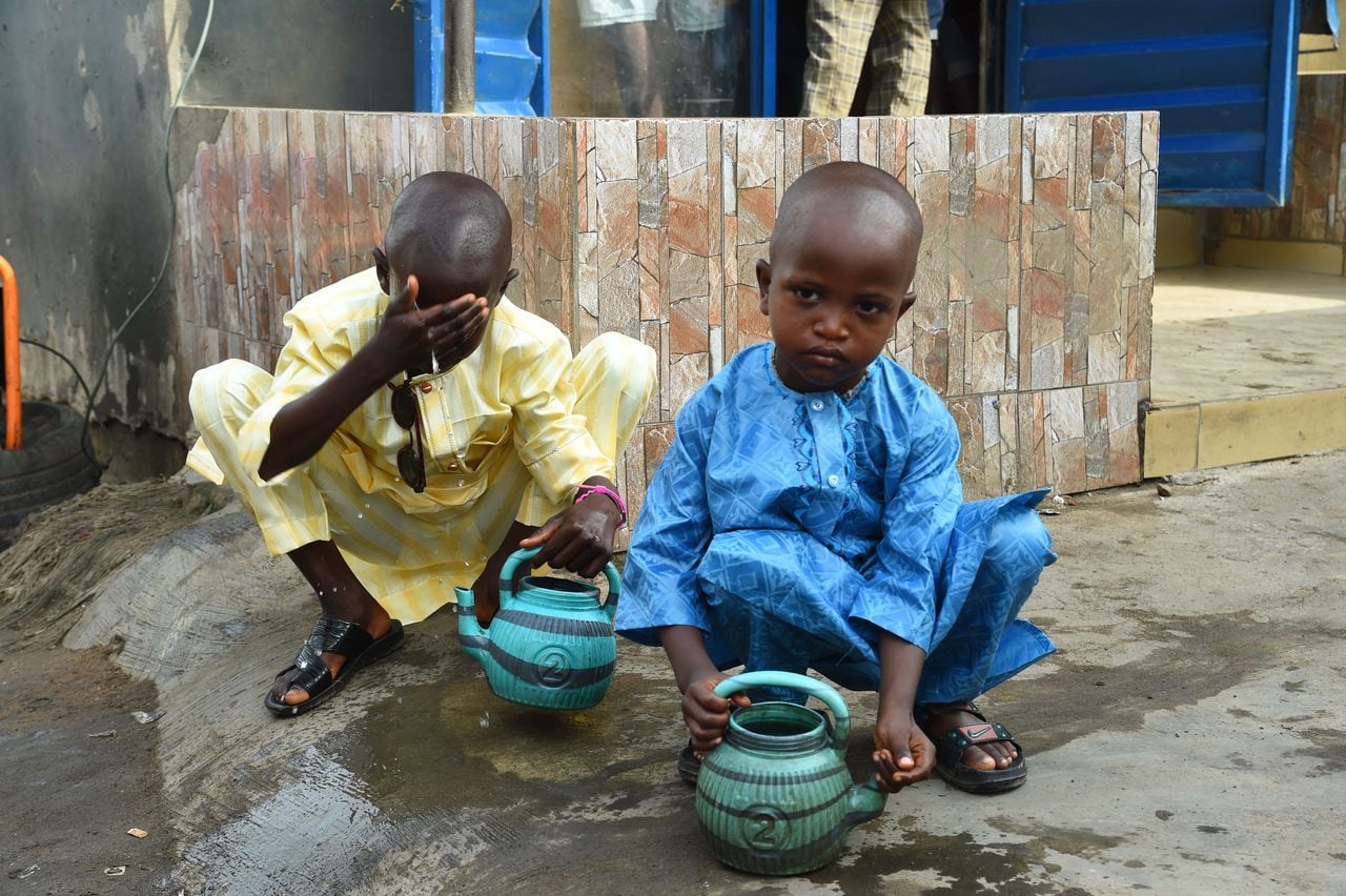 Los niños en Nigeria están acostumbrados a salir en embarcaciones para vender leña.