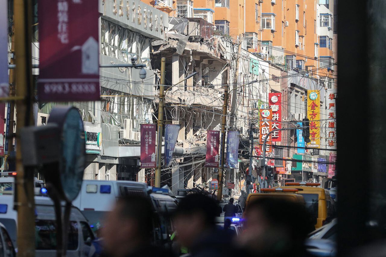 El lugar de un accidente por explosión de gas en un restaurante después de que la explosión arrasara una calle muy transitada matando al menos a tres personas e hiriendo a decenas, en Shenyang, provincia de Liaoning, al noreste de China, el 21 de octubre de 2021. (Foto de AFP) / China FUERA
