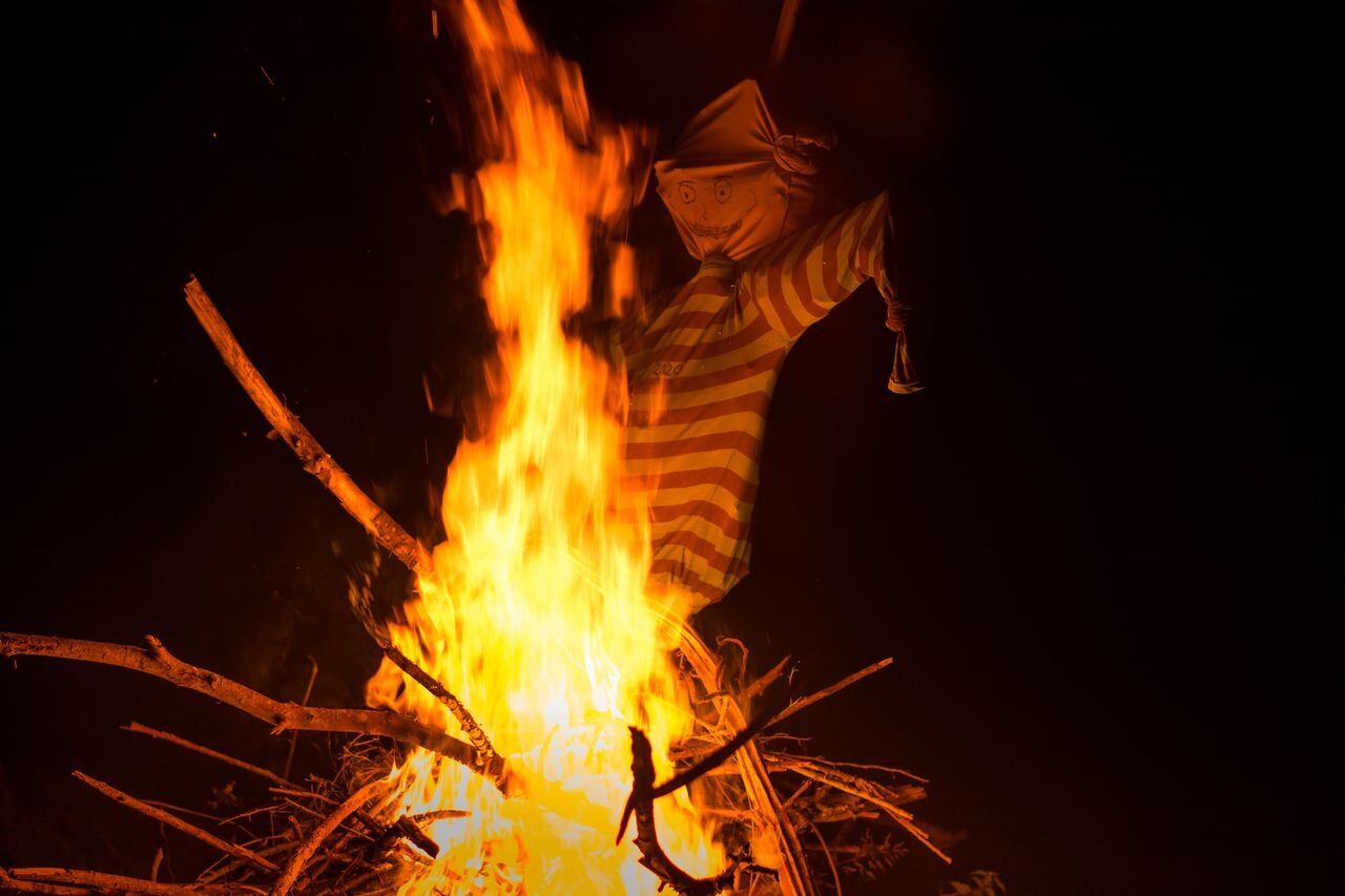La quema del muñeco es una de las acciones más famosas para recibir el nuevo año y eliminar lo malo del pasado año.