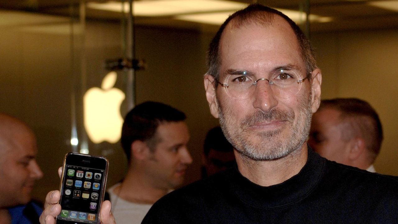 Steve Jobs presentó el iPhone al mundo en 2007.