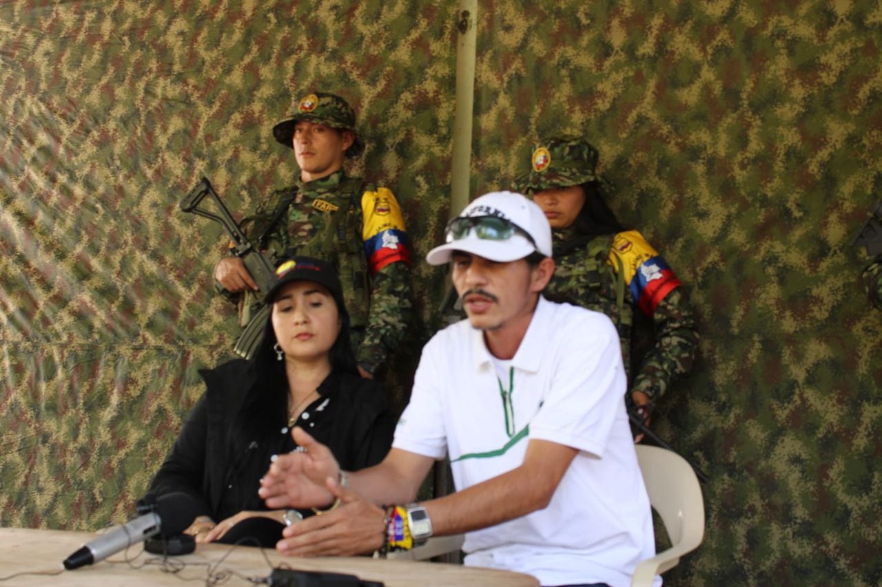 Angela Izquierdo y Andrey Avendaño, hacen parte de la delegación de paz de las disidencias de Farc.
